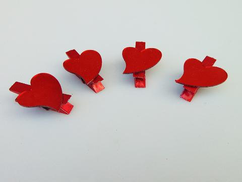 Mollette rosse con cuore x 6  Articolo per S.Valentino - Sconti per Fioristi e Aziende