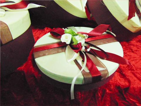 Cappelliere Tonde x 5 Rosso decorate con fiori - Sconti per Fioristi e Aziende