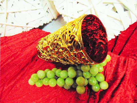 Vaso Vetro Rosso Decoro Oro  - Sconti per Fioristi e Aziende - alto cm. 20 dm. 10