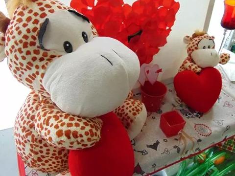 Giraffa H 20 e H 40 con cuore vellutato Articolo per S. Valentino - Sconti per Fioristi e Aziende