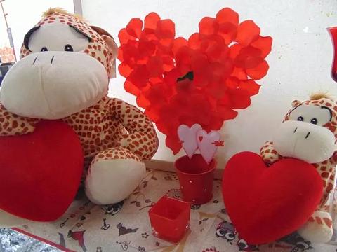 Giraffa H 20 e H 40 con cuore vellutato Articolo per S. Valentino - Sconti per Fioristi e Aziende