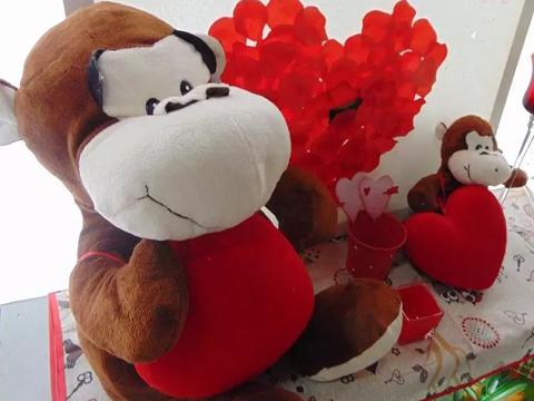 Scimmietta H 20 e H 40 con cuore vellutato Articolo per S. Valentino - Sconti per Fioristi e Aziende