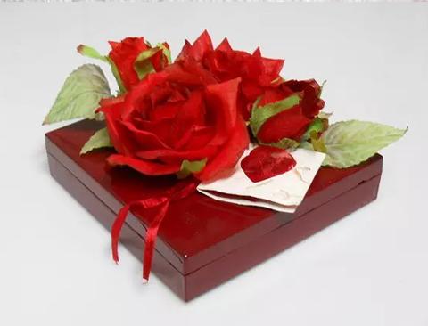 Scatola con cuori di cioccolatta cm. 18 x 18 H 4  - Sconti per Fioristi e Aziende