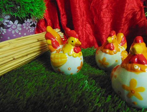 Gallo e gallina a coppia  in terracotta - Sconti per Fioristi e Aziende . - smaltata e decorata