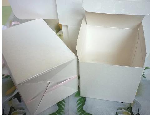 Scatola per bomboniera pieghevole lino bianco H 6 cm. 6 x 6  - Sconti per Fioristi, e Aziende