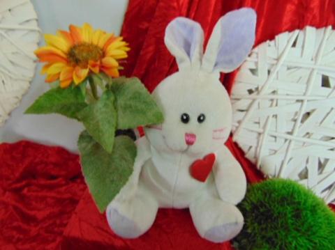 Peluche coniglio H 25  con cuore adatto per S.Valentino - Sconti per Fioristi e Aziende