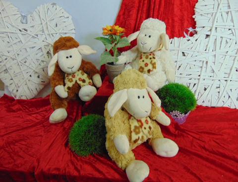 Pecorella Peluche H 30 con sciarpa in 3 colori - Sconti per Fioristi e Aziende