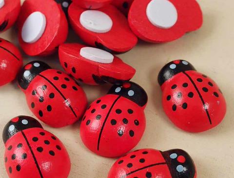 Coccinelle Rosse mm. 20 con adesivo in legno - conf. 120  pz. - Sconti per Fioristi e Aziende