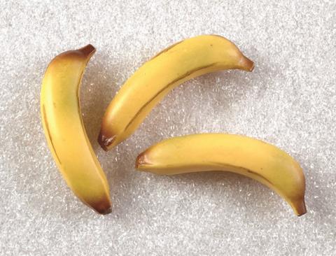 Banana piccola artificiale in plastica H 15 cm. dm. 3.5 - Sconti per Fioristi e Aziende e Wedding .