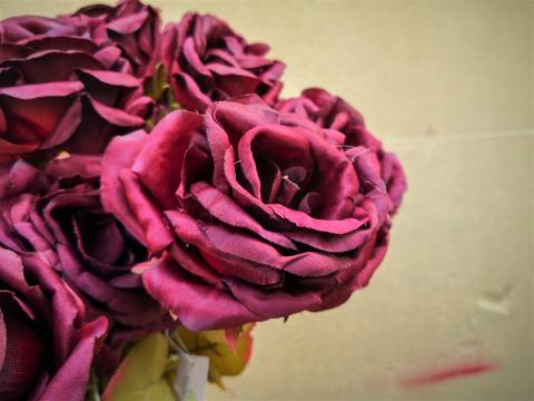 Rosa X 1 Socchiusa Arredo in poliestere Sconti per Fioristi e Aziende
