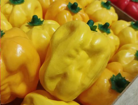 Peperone grande giallo artificiale in plastica cm. 8.5 x 11 - Sconti per Fioristi e Aziende