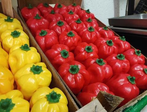 Peperone grande rosso artificiale in plastica - Sconti per Fioristi e Aziende . - cm. 8.5 x 11