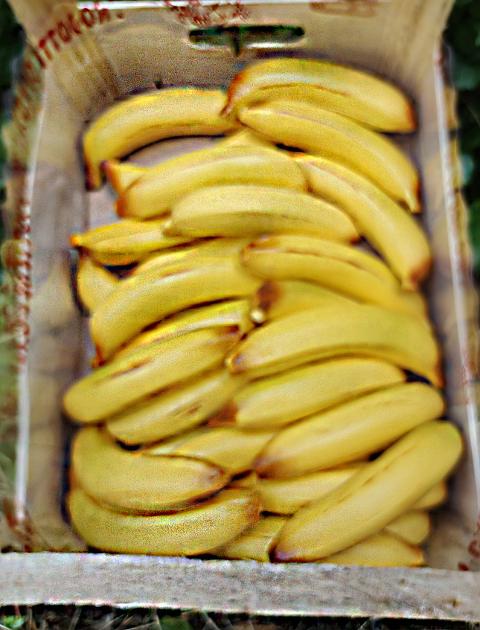 Banana piccola artificiale in plastica H 15 cm. dm. 3.5 - Sconti per Fioristi e Aziende e Wedding .