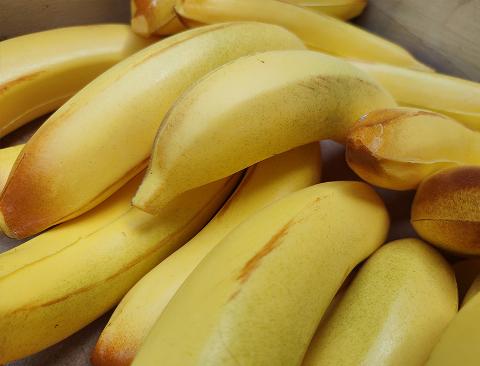 Banana piccola artificiale in plastica H 15 cm. dm. 3.5 - Sconti per Fioristi e Aziende e Wedding .