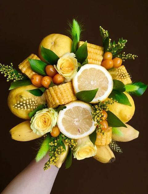 Banana gigante artificiale in plastica  - Sconti per Fioristi e Aziende e Wedding . - H 33 cm dm. 6.5