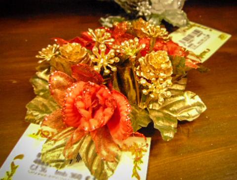 Girocandela rosso con 3 rose e pigne dm. 20 cm. Sconti per Fioristi e Aziende