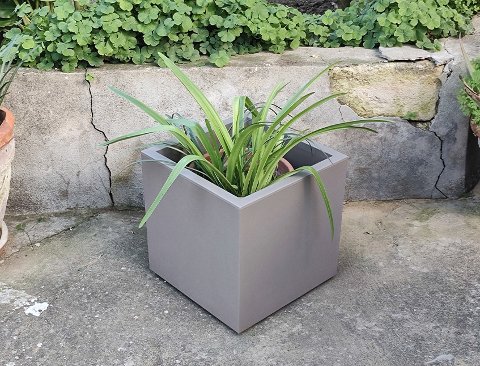 Fioriera Cubo cm.33x33 H 33  - Sconti per Fioristi e Aziende - Colore Tortora - in ABS