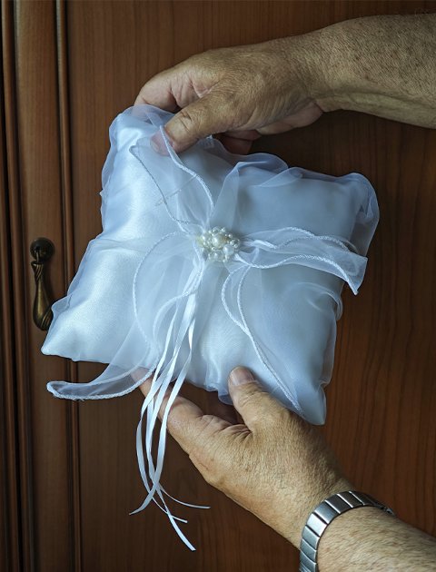 Cuscino portafedi in 2 colori - Sconti per Fioristi e Aziende - con perle