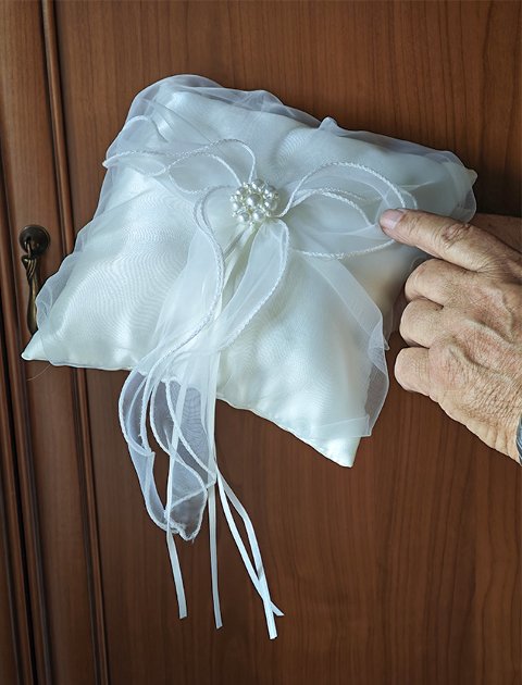 Cuscino portafedi in 2 colori - Sconti per Fioristi e Aziende - con perle
