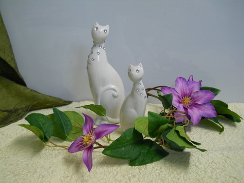 Gatto in porcellana bianca con strass in 2 misure - Sconti per Fioristi e Aziende