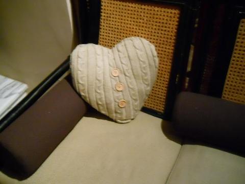 Cuscino cuore cm. 35 in lana con bottoni Articolo per S. Valentino - Sconti per Fioristi e Aziende