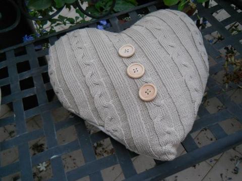 Cuscino cuore in lana con bottoni cm. 35 x 30 - Sconti per Fioristi e Aziende