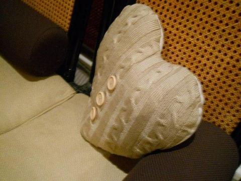 Cuscino cuore cm. 35 in lana con bottoni Articolo per S. Valentino - Sconti per Fioristi e Aziende