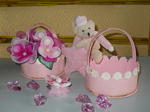 Cestino in latta rosa decorata a fiori