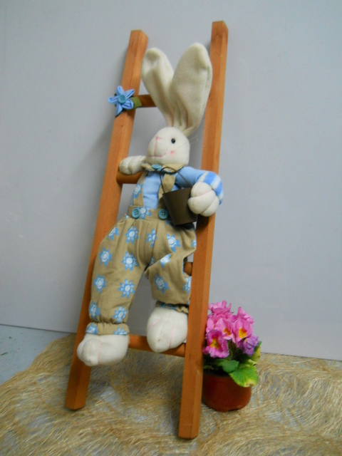 Coniglio su scala legno con vestito  H 30 - Sconti per Fioristi e Aziende - San Michele di Ganzaria (Catania)