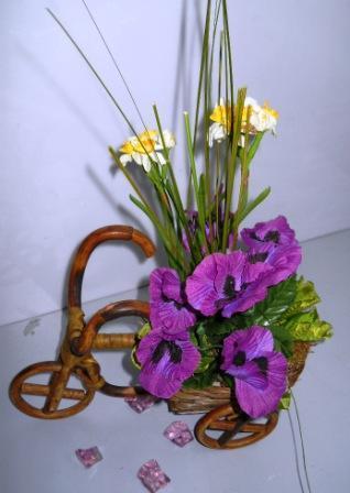 Triciclo vimini con violette Artificiale in poliestere - Sconti per Fioristi e Aziende