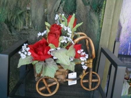 Triciclo con Rose Rosse Artificiale in poliestere Articolo per S. Valentino - Sconti per Fioristi e Aziende