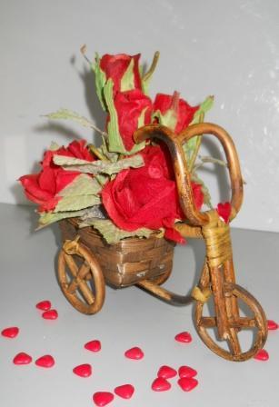 Triciclo con Rose Rosse Artificiale in poliestere Articolo per S. Valentino - Sconti per Fioristi e Aziende