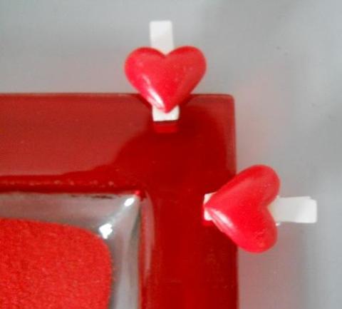 Mollette x 6 con cuore rosso in resina Articolo per S. Valentino - Sconti per Fioristi e Aziende