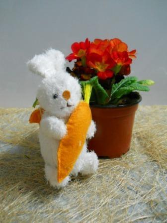 Conigli con carota  in panno - Sconti per Fioristi e Aziende