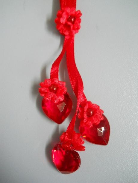 Collarino raso rosso con 3 cuori vetro  Articolo per S. Valentino - Sconti per Fioristi e Aziende