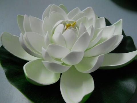 Fiore di loto artificiale su foglia diametro cm. 20 - Sconti per Fioristi e Aziende