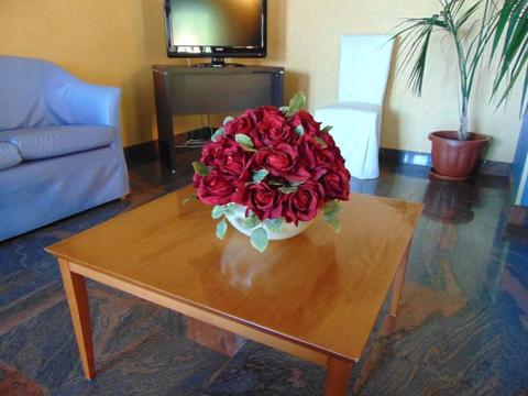 Composizione sferica x 31 rose Artificiale in poliestere - Sconti per Fioristi e Aziende