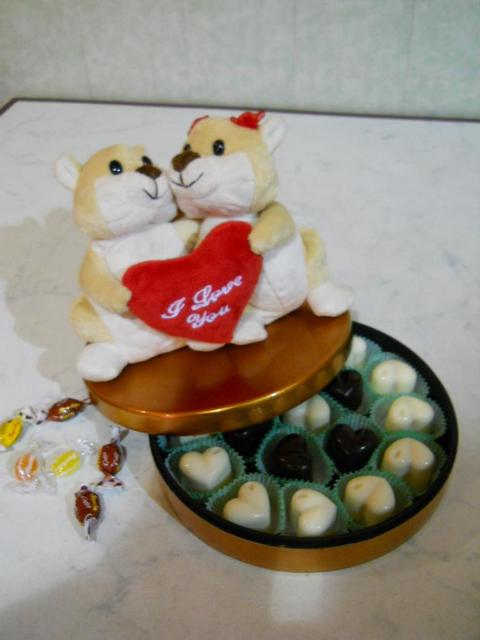 Scatola con peluches innamorati H 14 Articolo per S. Valentino - Sconti per Fioristi e Aziende .