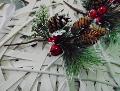 Pick di Natale Innevato cm. 21 con pigne e bacche - Sconti per Fioristi e Aziende e Wedding