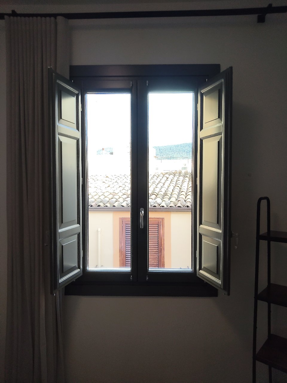 Portafinesta con oscuro e bugna inferiore Legno_Alluminio Infissi Vaccaro LEGNO/ALLUMINIO