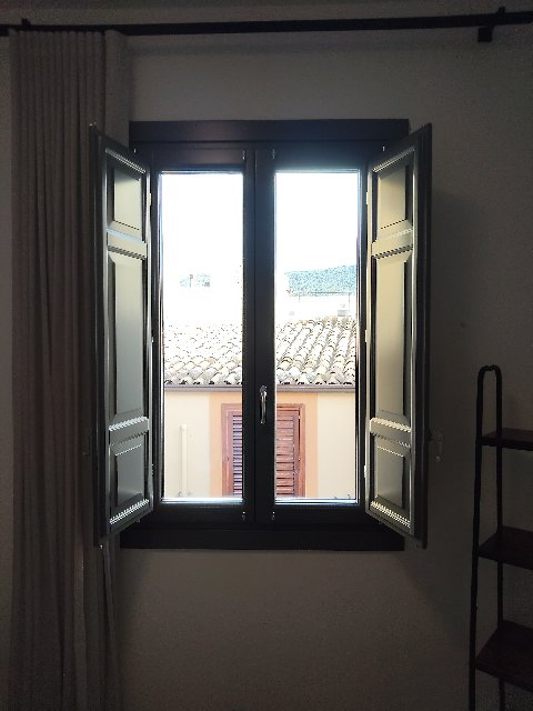 Portafinesta con oscuro e bugna inferiore Legno_Alluminio Infissi Vaccaro LEGNO/ALLUMINIO