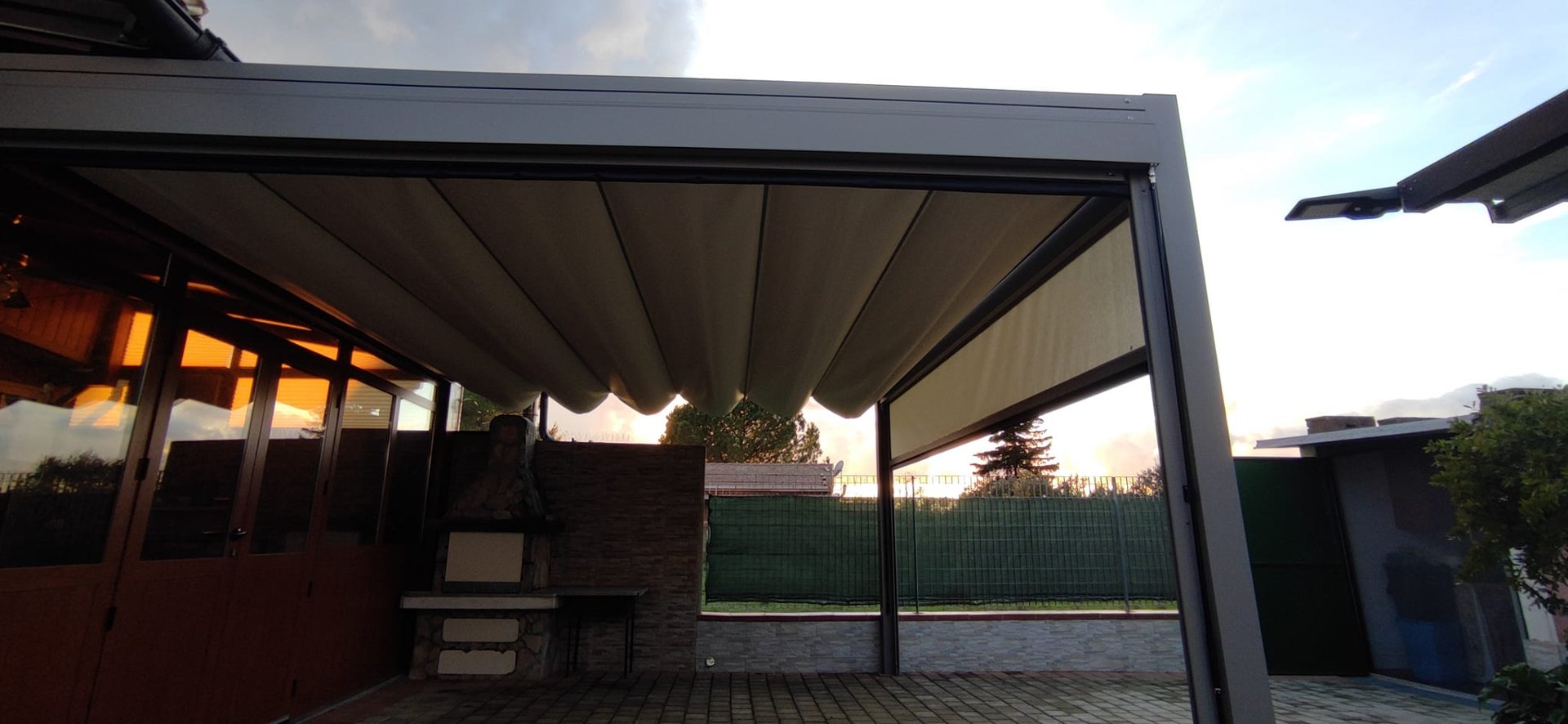 Tenda a onde e patio realizzati