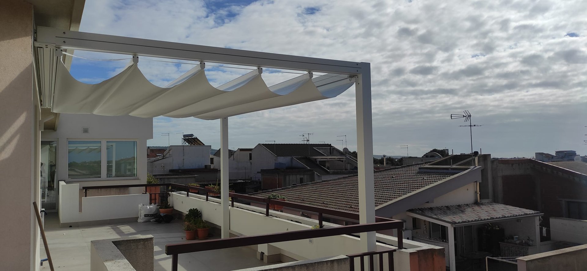 Tenda a onde e patio realizzati