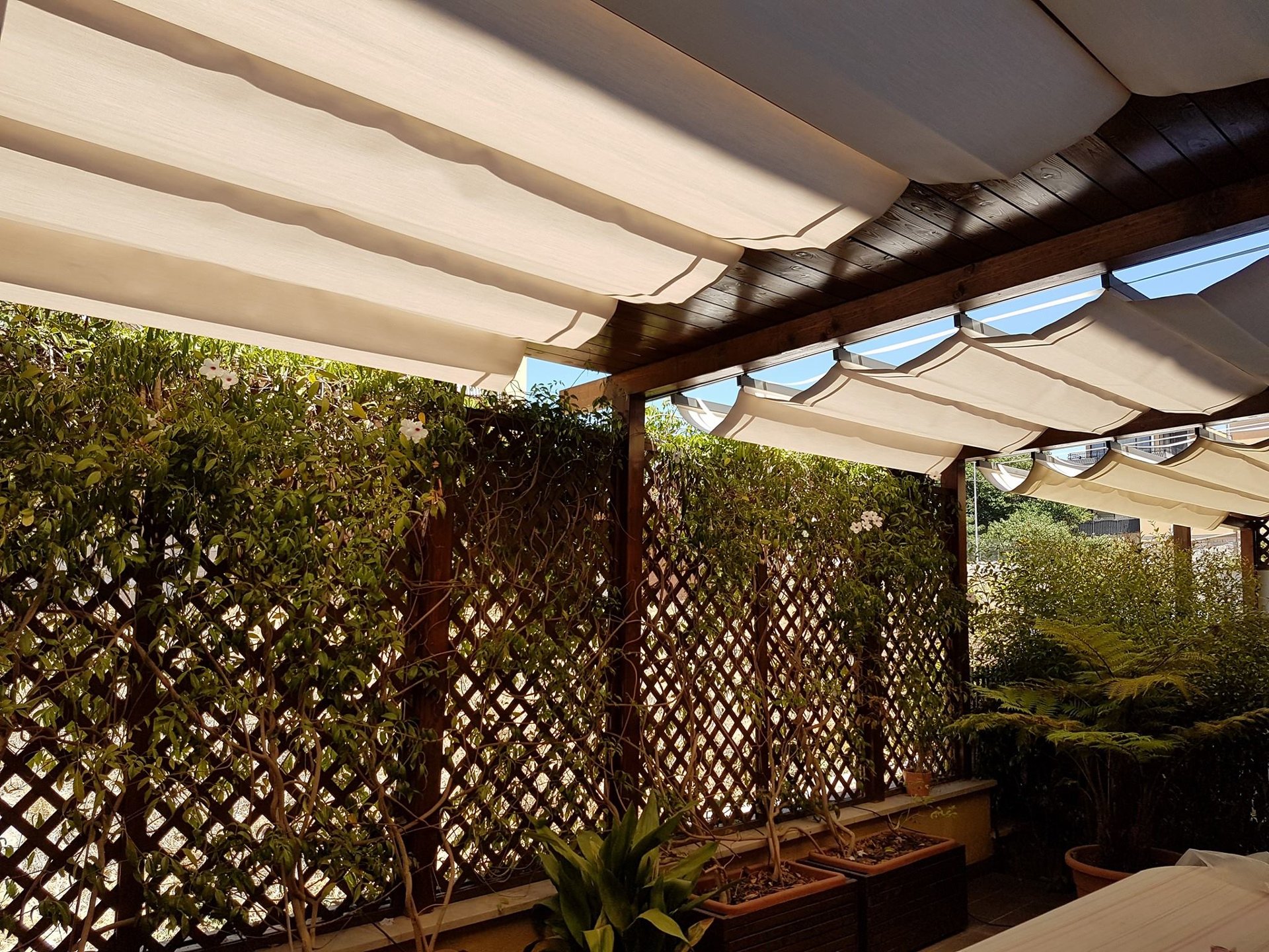 Tenda a onde e patio realizzati