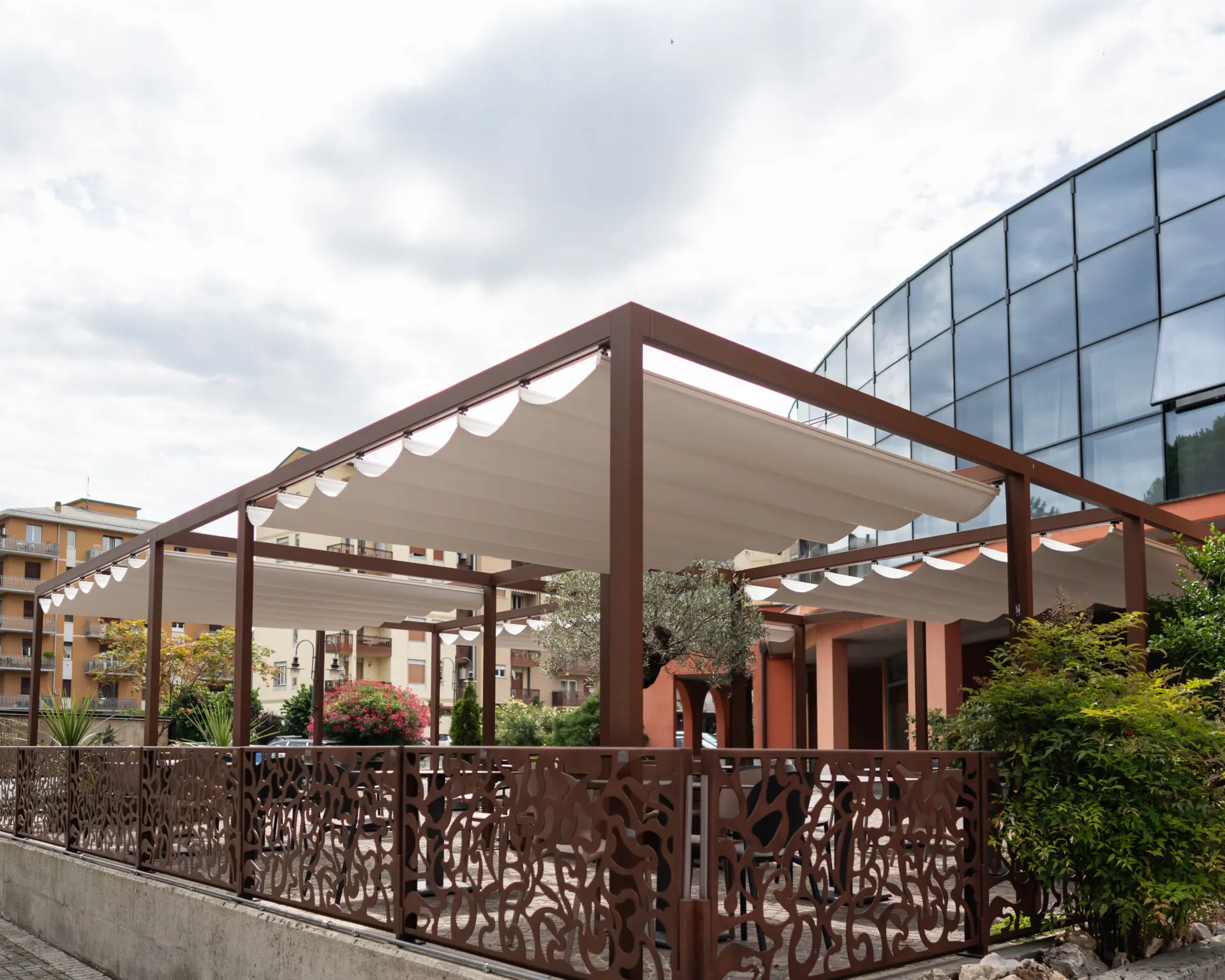 Tenda a onde e patio realizzati