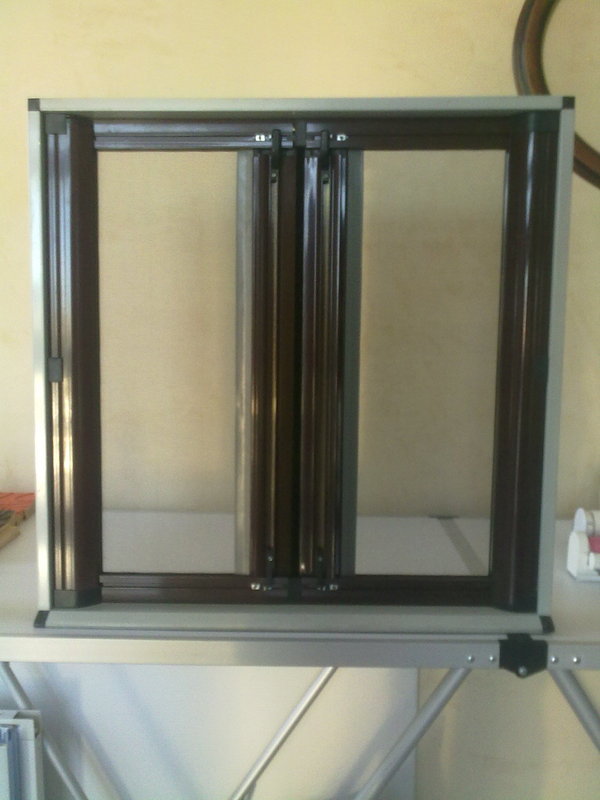 Zanzariera a Molla Laterale e Centrale Su Misura