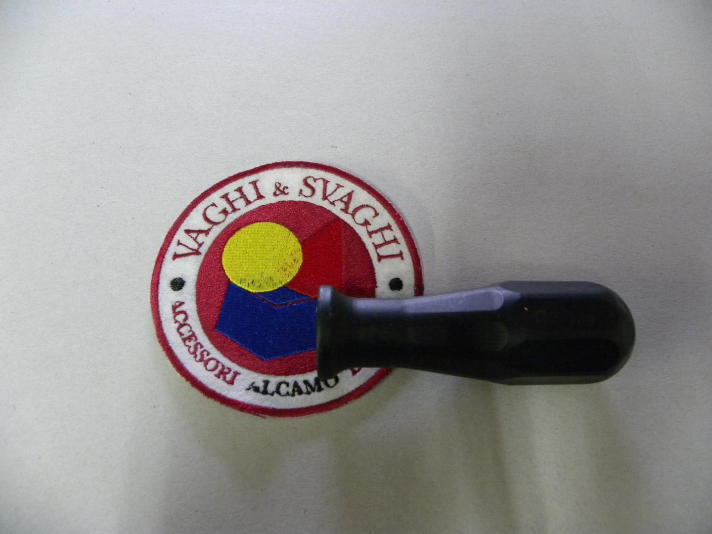 MANOPOLA PLASTICA NERA GARLANDO DIAMETRO 16 MM.
