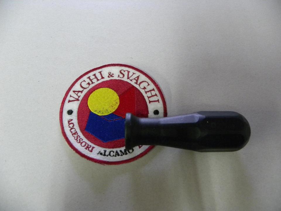 MANOPOLA PLASTICA NERA GARLANDO DIAMETRO 16 MM.