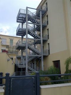 Hotel RUGGERO II Mazara del Vallo Realizzazione di una scala di sicurezza.