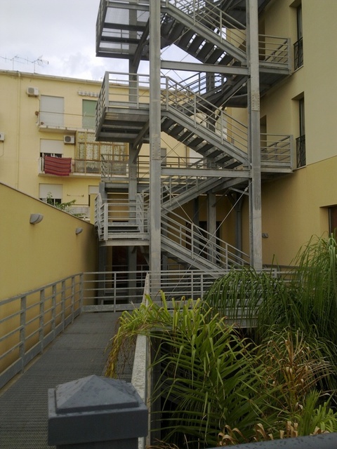 Hotel RUGGERO II Mazara del Vallo Realizzazione di una scala di sicurezza.